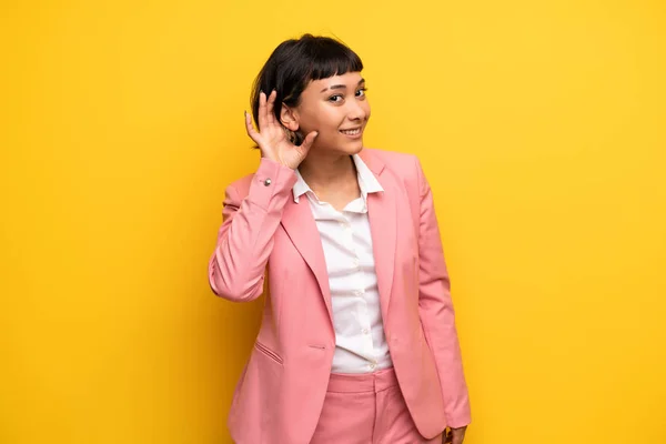 Modern Hallgat Valami Azáltal Hogy Kezét Fül Pink Öltöny — Stock Fotó