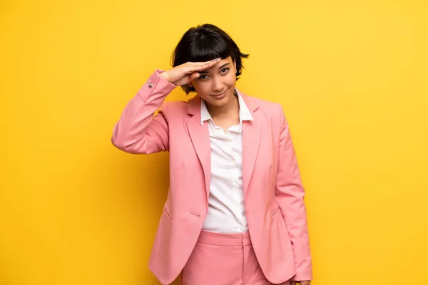 Moderna Kvinnan Med Rosa Business Suit Tittar Långt Bort Med — Stockfoto
