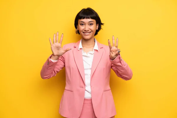 Σύγχρονη Γυναίκα Ροζ Επαγγελματικό Κοστούμι Μετράει Οκτώ Δάχτυλα — Φωτογραφία Αρχείου