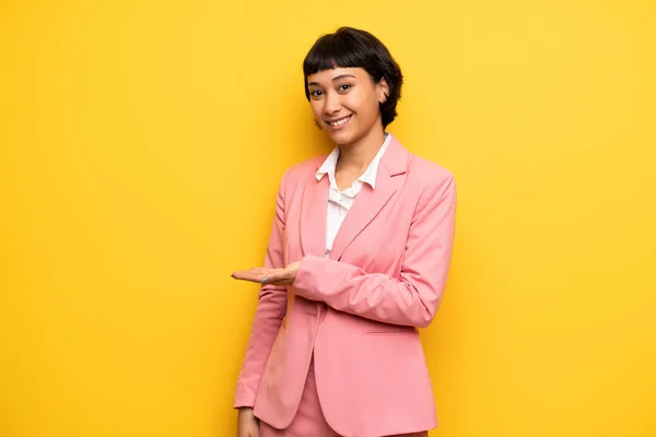 Σύγχρονη Γυναίκα Ροζ Επαγγελματικό Κοστούμι Παρουσιάζει Μια Ιδέα Ενώ Αναζητούν — Φωτογραφία Αρχείου