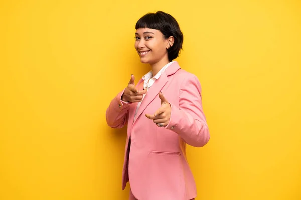 Mulher Moderna Com Terno Negócios Rosa Apontando Para Frente Sorrindo — Fotografia de Stock
