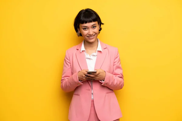 Jovem Com Cabelo Curto Conversando Com Celular — Fotografia de Stock