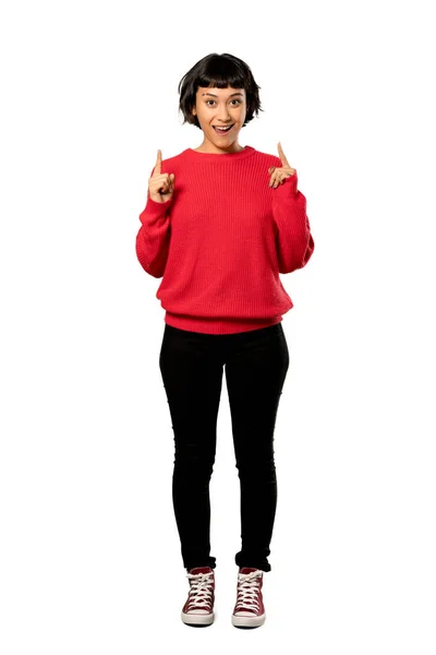Pełnej Długości Strzał Krótkie Włosy Dziewczyny Czerwony Sweter Wskazując Palcem — Zdjęcie stockowe