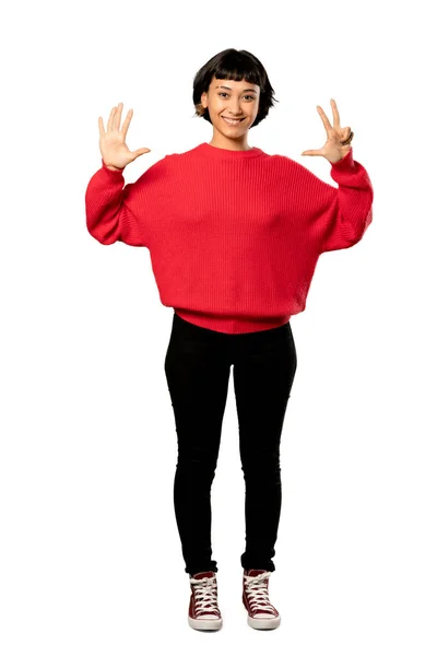 分離の白い背景の上の指で を数える赤いセーターと短い髪の女の子のフルレングス ショット — ストック写真