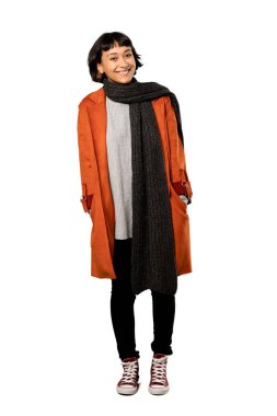 Çok gülümseyen izole beyaz arka plan üzerinde kat kısa saç kadınla tam uzunlukta bir kadeh