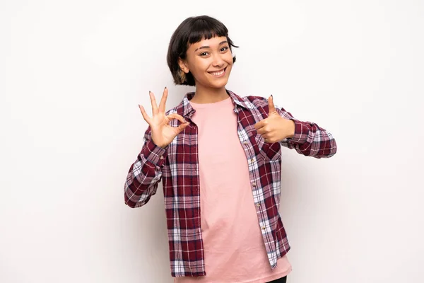 Jovem Com Cabelo Curto Mostrando Sinal Com Dando Gesto Polegar — Fotografia de Stock