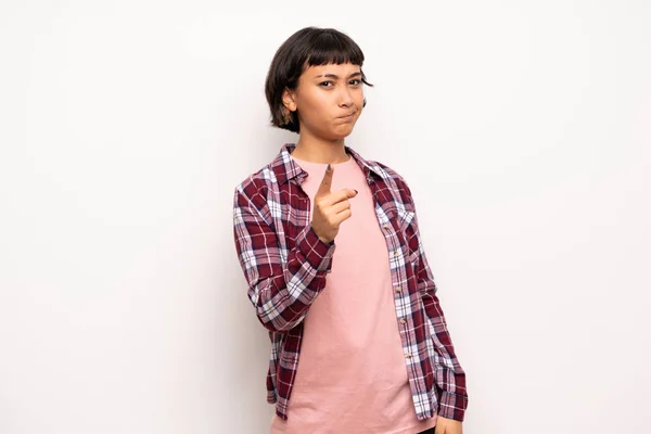 Jovem Com Cabelo Curto Frustrado Por Uma Situação Apontando Para — Fotografia de Stock