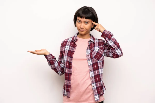 Giovane Donna Con Capelli Corti Che Gesto Della Follia Mettendo — Foto Stock