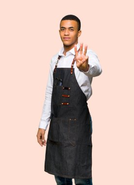 Genç afro Amerikan Kuaför adam mutlu ve sayım üç parmaklı izole arka plan üzerinde