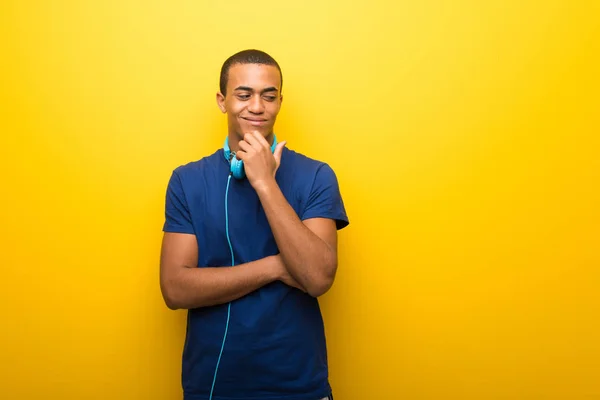 Uomo Afroamericano Con Shirt Blu Sfondo Giallo Guardando Basso Con — Foto Stock