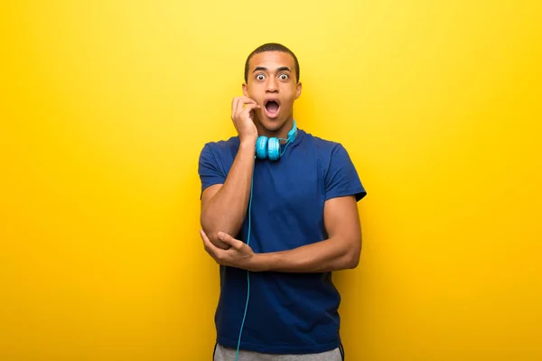 Američan Afričana Muž Modré Tričko Žlutém Podkladu Překvapen Šokován Zatímco — Stock fotografie
