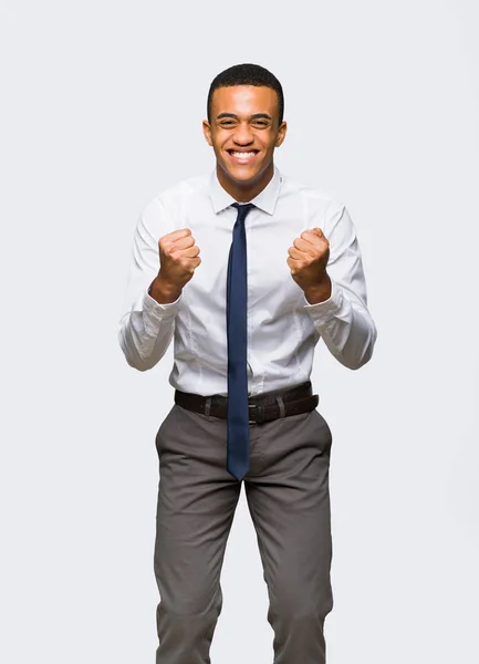 Młody Afro Amerykański Biznesmen Świętuje Zwycięstwo Pozycji Zwycięzcy Białym Tle — Zdjęcie stockowe