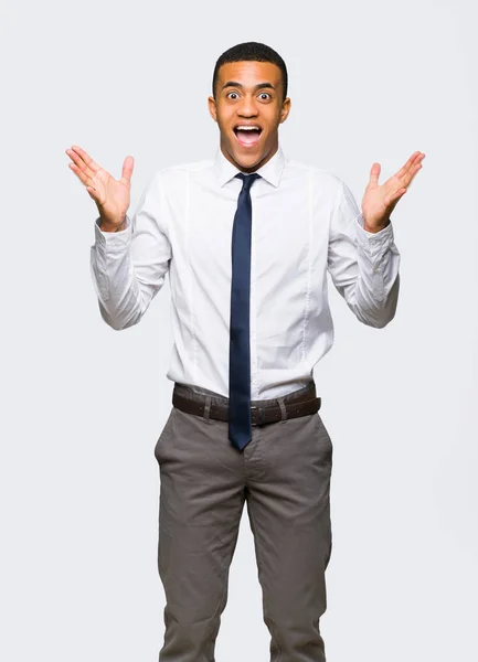 Unga Afro Amerikansk Affärsman Med Förvåning Och Chockade Ansiktsuttryck Isolerade — Stockfoto