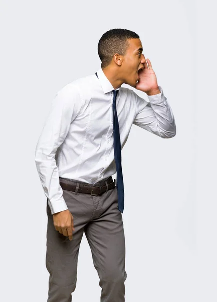 Молодой Афро Американский Бизнесмен Кричит Широко Раскрытым Ртом Сторону Изолированном — стоковое фото