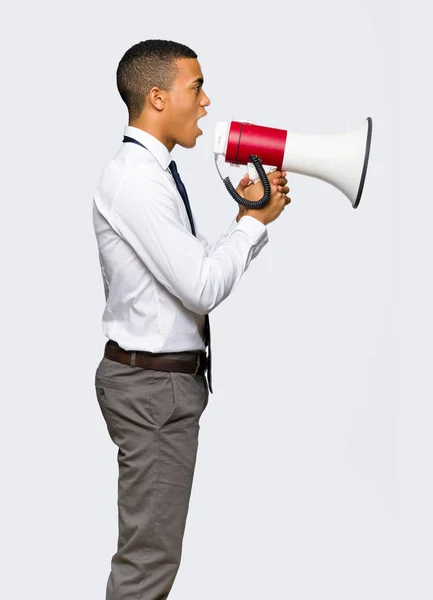 Jovem Empresário Afro Americano Gritando Através Megafone Para Anunciar Algo — Fotografia de Stock