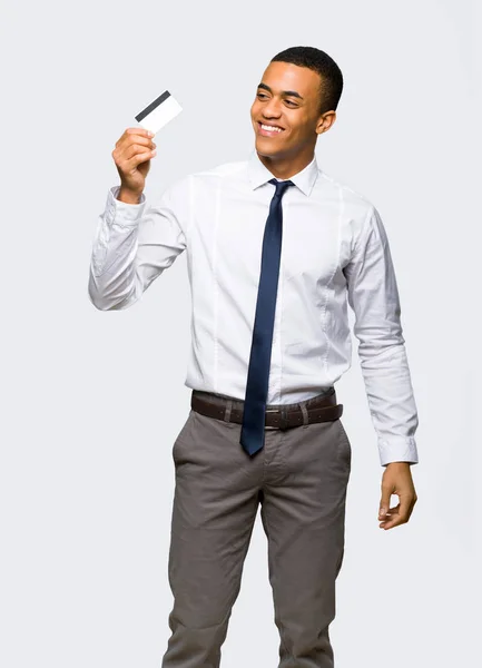 Jonge Afro Amerikaans Zakenman Holding Van Een Credit Card Denken — Stockfoto