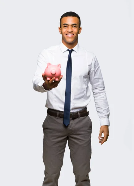 Joven Empresario Afroamericano Sosteniendo Una Hucha Sobre Fondo Aislado — Foto de Stock