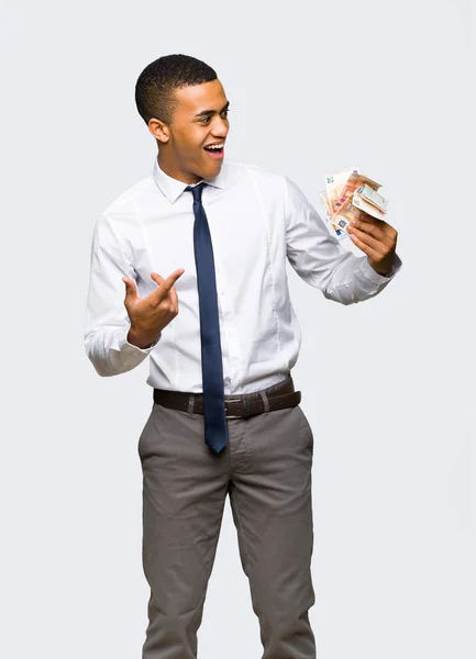 Jovem Empresário Afro Americano Levando Monte Dinheiro Fundo Isolado — Fotografia de Stock