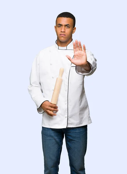 Jovem Chef Afro Americano Faz Gesto Parar Negando Uma Situação — Fotografia de Stock