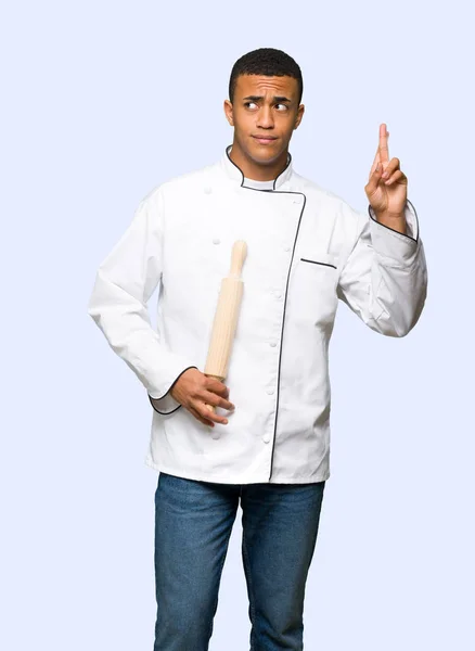Mladí Afro Americký Šéfkuchař Muž Prsty Křížení Přeji Nejlepší Izolované — Stock fotografie