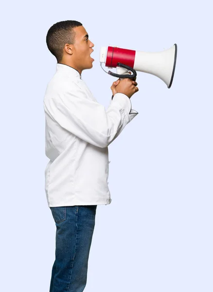 Jovem Chef Afro Americano Gritando Através Megafone Para Anunciar Algo — Fotografia de Stock