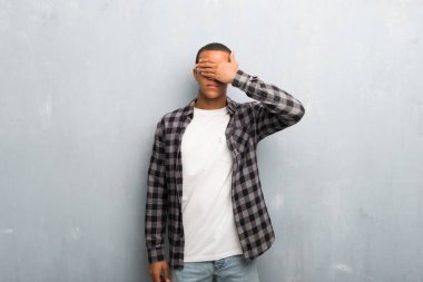 Afrikalı-Amerikalı genç gözler eller tarafından kapsayan kareli gömlek ile. Bir şey görmek istiyor musunuz