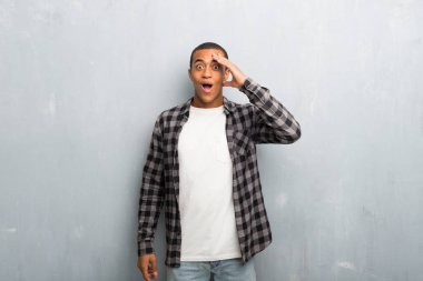 Kareli gömlek genç Afro-Amerikan adamla bir şeyin farkına vardım ve çözüm isteyen vardır