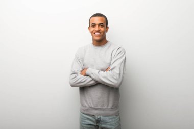 Afrika kökenli Amerikalı adam beyaz duvar arka planda frontal bulunduğu geçti silah tutmak