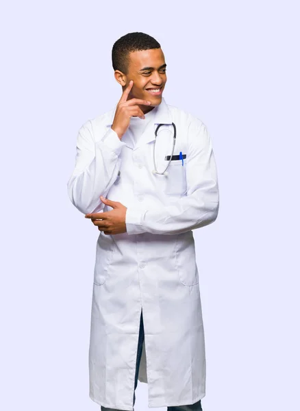 Giovane Afro Americano Uomo Medico Guardando Lato Con Mano Sul — Foto Stock