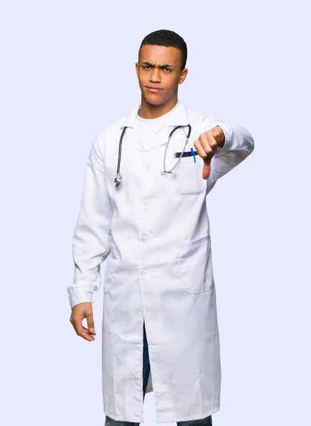 Giovane Afro Americano Uomo Medico Mostrando Pollice Giù Segno Con — Foto Stock