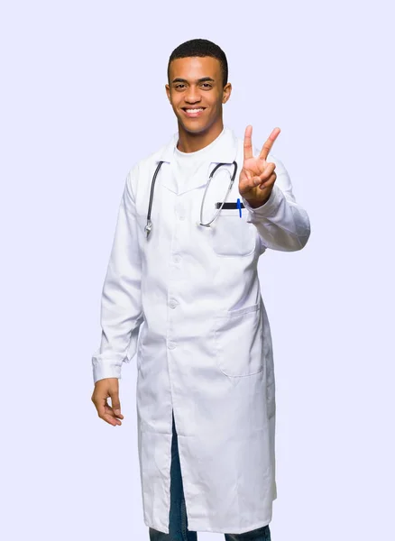 Giovane Afro Americano Uomo Medico Sorridente Mostrando Segno Vittoria Sfondo — Foto Stock