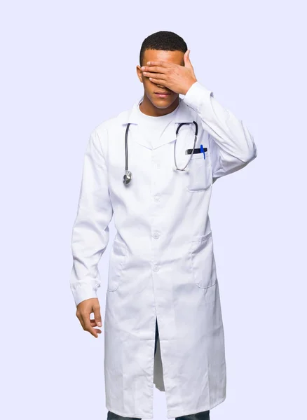 Giovane Afro Americano Uomo Medico Che Copre Gli Occhi Dalle — Foto Stock