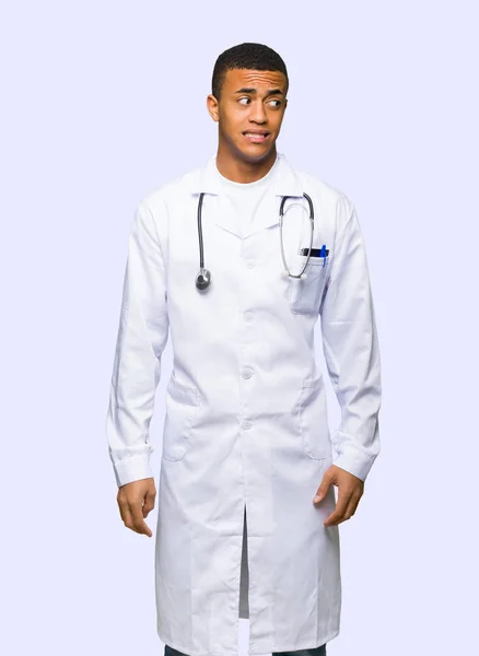 Afro Amerikai Fiatalember Orvos Egy Kicsit Ideges Félek Gomb Megnyomásával — Stock Fotó