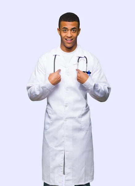 Giovane Afro Americano Uomo Medico Con Sorpresa Espressione Facciale Sfondo — Foto Stock