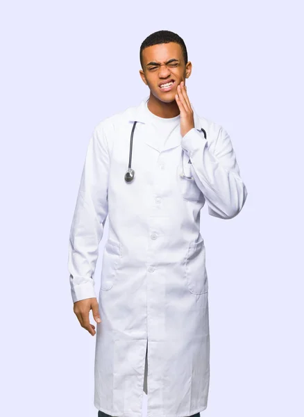 Giovane Afro Americano Uomo Medico Con Mal Denti Sfondo Isolato — Foto Stock