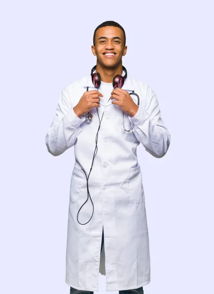 Giovane Afro Americano Uomo Medico Con Cuffie Sfondo Isolato — Foto Stock