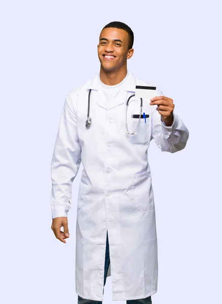 Giovane Afro Americano Uomo Medico Possesso Una Carta Credito Sfondo — Foto Stock
