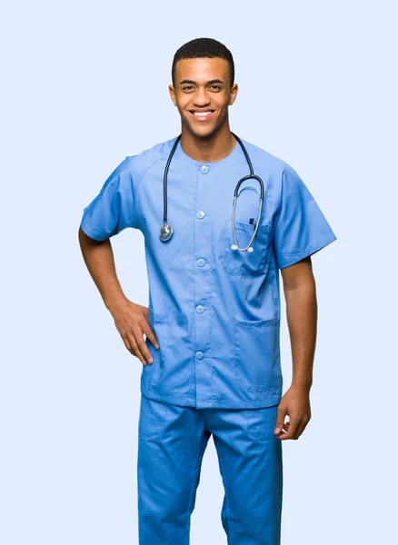 Chirurg Dokter Man Poseren Met Armen Bij Hip Glimlachend Geïsoleerde — Stockfoto