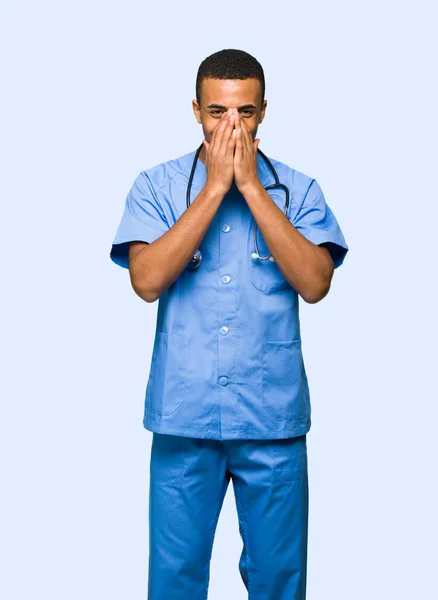 Kirurgen Läkare Man Ler Mycket Medan Som Täcker Munnen Isolerade — Stockfoto