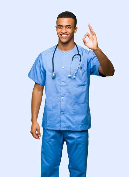 Chirurg Dokter Man Toont Een Teken Met Vingers Geïsoleerde Achtergrond — Stockfoto