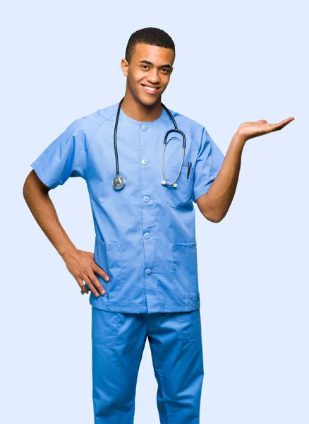 Chirurg Arzt Mann Mit Kopierraum Imaginäre Auf Der Handfläche Eine — Stockfoto