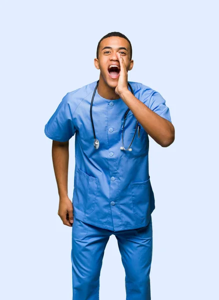 外科医医師男性叫び 孤立した背景に何かを発表 — ストック写真