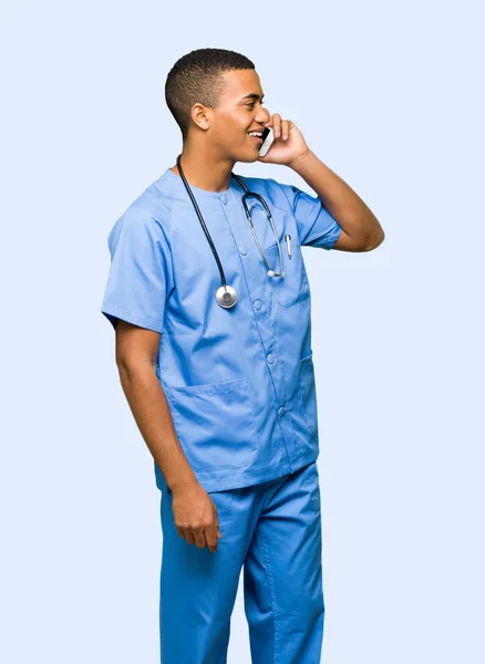 Χειρουργός Γιατρός Άνθρωπος Διατηρώντας Μια Συνομιλία Κινητό Τηλέφωνο Απομονωμένες Φόντο — Φωτογραφία Αρχείου