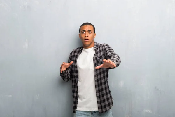 Junger Afrikanisch Amerikanischer Mann Mit Kariertem Hemd Ist Etwas Nervös — Stockfoto