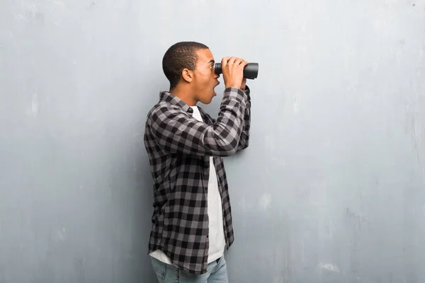 Joven Afroamericano Con Camisa Cuadros Buscando Algo Distancia Con Prismáticos — Foto de Stock