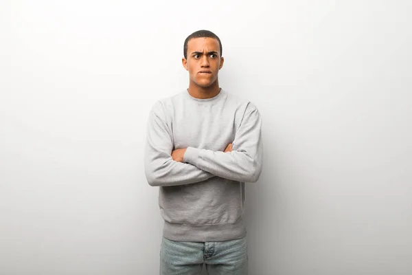 Uomo Afroamericano Sfondo Bianco Parete Con Espressione Faccia Confusa Mentre — Foto Stock