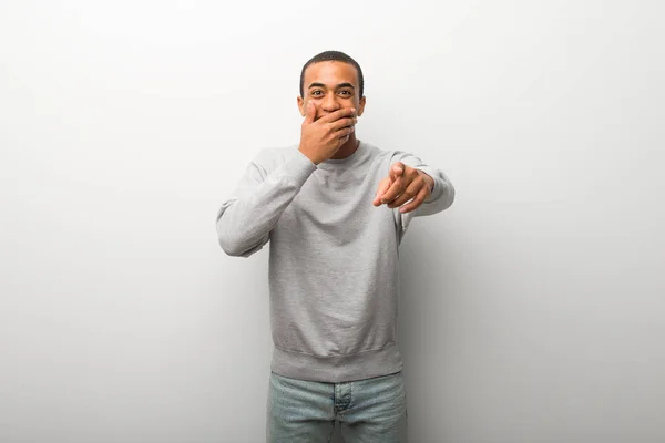 Afro Americano Uomo Bianco Muro Sfondo Puntando Con Dito Qualcuno — Foto Stock