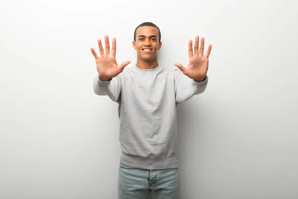 African American Man Witte Muur Achtergrond Tien Met Vingers Tellen — Stockfoto