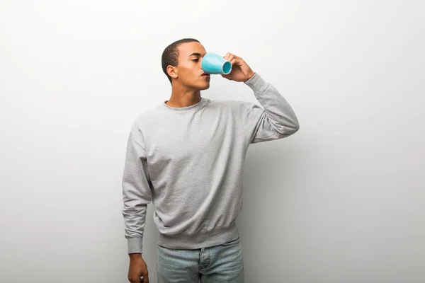 Afrikanisch Amerikanischer Mann Auf Weißem Wandhintergrund Trinkt Heißen Kaffee — Stockfoto