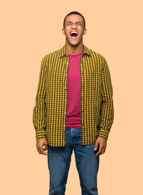 Genç afro Amerikalı adam izole arka plan açık ağız ile ön bağırarak